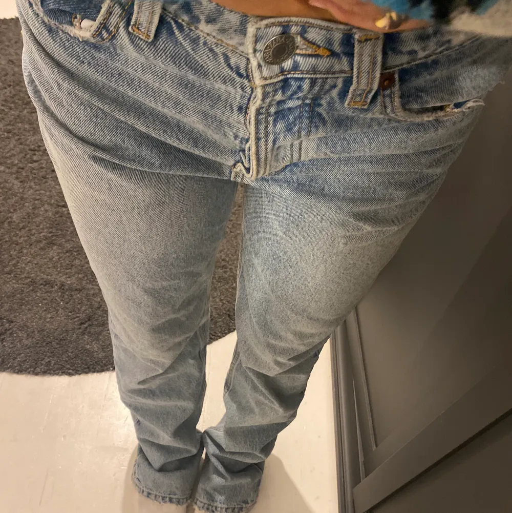 Mid Rise jeans ifrån zara som är använda 2 gånger. Storlek 36 men passar även 34💖. Jeans & Byxor.