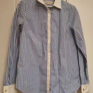 Michael Kors randig skjorta - Randig skjorta från Michael Kors i figursydd passform. 