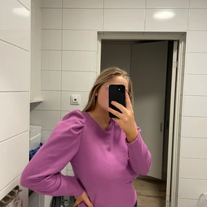 Lila tröja  - Säljer min lila puffiga tröja. Köptes under tiden jag trodde jag passade i färg 🥲 den tiden varade inte så länge så den har knappt används någon gång. Storlek M men mer som en S