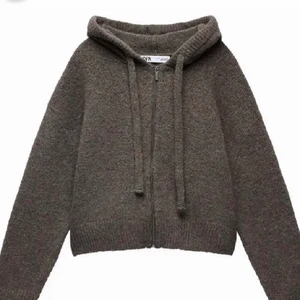 Stickad Hoddie - ❗️(Lägger upp igen pga oseriös köpare)❗️Trendig stickad hoodie från Zara som inte finns att köpa längre. Använd typ 3 gånger. Skriv för fler bilder/mer information💞 Köparen står för frakt, 66kr spårbart men kan mötas upp i Stockholm. Tänk på att bud är bindande.