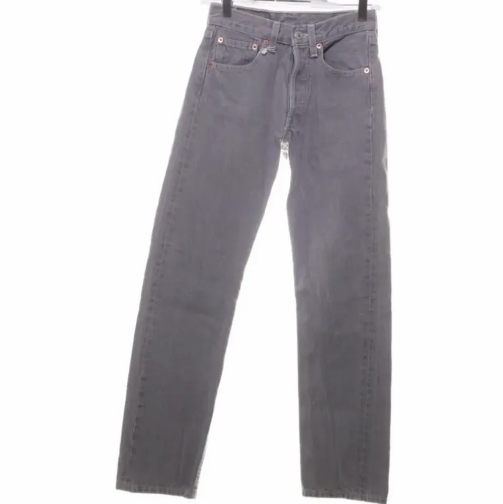 Levis jeans i populära modellen 501 i w 26 och passar bra längdmässigt på mig som är 165. Snygg rak passform men tyvärr beställde jag för liten storlek från sellpy:(. Jeans & Byxor.