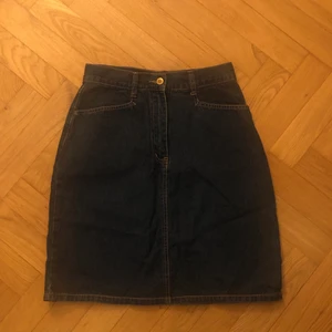 jeanskjol👖👗 - Lite längre än mid-thigh, köpt second hand och har ingen lapp men uppskattar storleken till S-M. okänt märke. mörkblå men ser svart ut på bilden