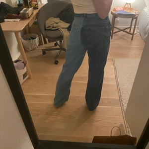 Coola jeans - Säljer mina super snygga jeans. Ena benet är ljusblått och de andra benet är mörkblått, super coolt! Långa på mig som är 1,7m 