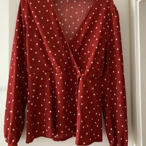 TOPP GINA TRICOT - En prickig topp i omlott-modell. Sparsamt använd