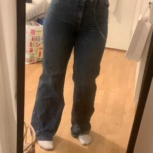 Jättefina mörkblå yoko-jeans från monki i storlek 28. Är relativt långa i benen så man kan vara lite längre också! Är i fint skick! Köparen står för frakten
