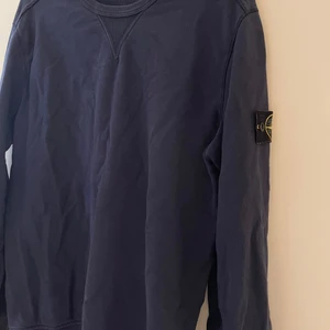 Stone island tröja - Tröja/sweatshirt från stone island storlek L. Haft den ett tag men bara använt den ett fåtal gånger. Marinblå köpt på stone island i Stockholm. 💗 Ny pris omkring 2000kr. Priset kan absolut diskuteras och sänkas.