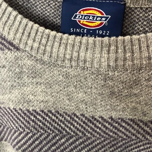 Dickies tröja - Hej! Jag säljer min dickies stickad tröja. Den är jättevarmt och skön nu till höst och vintern🤗