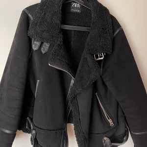 Jacka från Zara - En varmare jacka för höst/vinter från Zara storlek XL, passar XL och neråt. Skön jacka som värmer, med spännen.💓 leverans konstansen är inlagd med priset, 350kr då jag inte vet vad frakten kommer gå på. Så 350kr för både jackan och leveransen. 