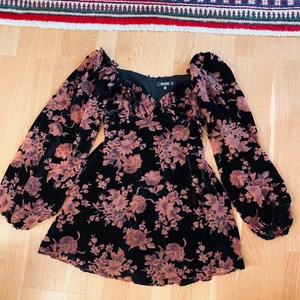 Blommig klänning sammet - Klänning i milkmaid-stil med sammetsdetaljer! Så fin men har bara hängt i garderoben. Oanvänd alltså! Jag på bilden är ca 164 cm, lagom kort på mig ✨✨✨ frakt inkluderat i pris