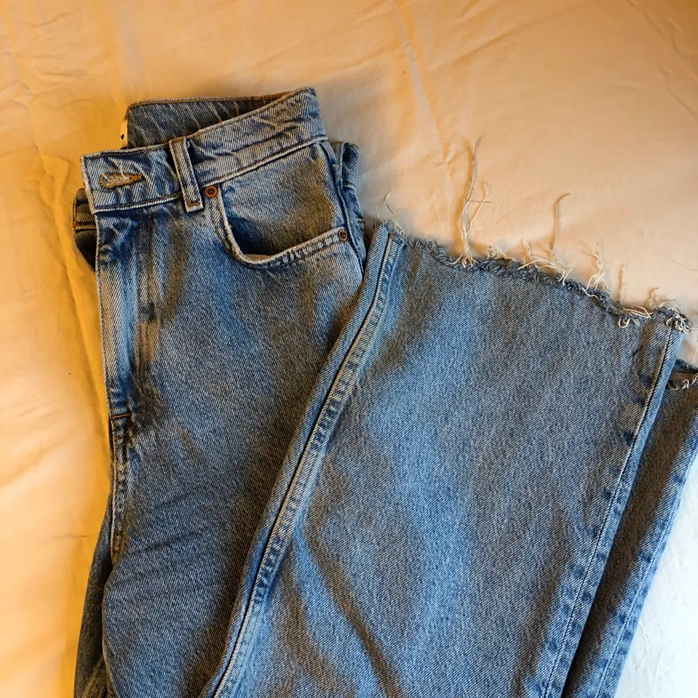 Zara jeans i strl 36, skriv för fler bilder. Säljer för att jag inte kan ha dom. Ordinarie pris 550. Använda ett fåtal gånger så de är som nya . Jeans & Byxor.