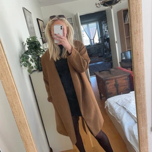 Kappa - En höst/vinterkappa i bra skick. Breda sömmar och tjockt tyg gör att den håller passformen och ser fräsch ut. Använd fåtal gånger, från h&m. Den är brun/Carmel-färgad och kommer med snöre som går att knyta bak eller fram! 