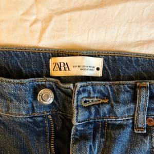 Zara jeans i strl 36, skriv för fler bilder. Säljer för att jag inte kan ha dom, nypris 550. Mörkare tvätt än jeansen i förra inlägget men samma modell. Använda två gånger så de är som nya