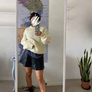 Svart läder kjol! - Svart kjol! Snyggt nu till hösten med strumpbyxor å ett par boots. Möts på söder annars står köparen för frakt på 45kr 💕 midjemått: 33cm från höft till höft