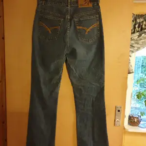 Snygga elastiska jeans stl 40 .