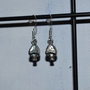 Örhängen med svampar  - Handgjorda örhängen med små söta svampar. En av mina personliga favoriter. De görs vid beställning och är därmed helt oanvända. Krokarna är gjord av äkta silver. Kolla gärna in min profil för fler handgjorda örhängen :)) 