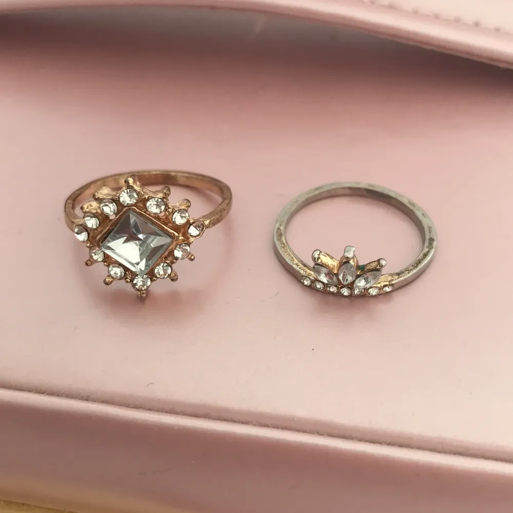Säljer de här två supersnygga ringarna då de inte passade mig:( köptes av en annan tjej på Plick🥰 den med stora stenen är ca 19mm i diameter den andra ca 18 mm💗en för 25kr, båda för 40kr. Accessoarer.