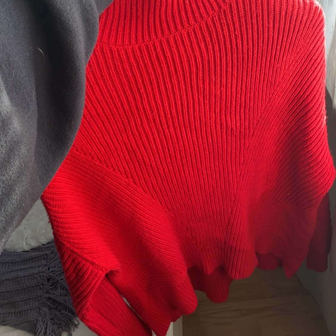 Röd stickad polotröja  - 90