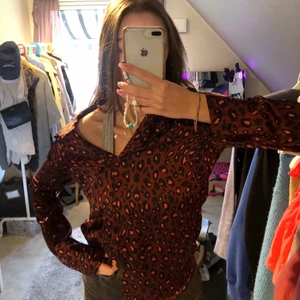 Leopard blus 🐆 - En blus från Gina i leopardmönster, köpte för ca 2 år sen men har aldrig använt! 💕