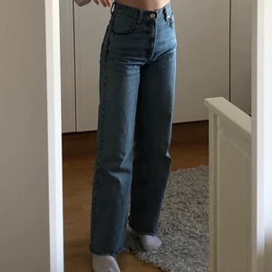 Zara jeans - säljer dessa jeans från zara i storlek 32. Köpte för 400 säljer för 200. Rekommenderar att köpa om du är 158 cm eller kortare
