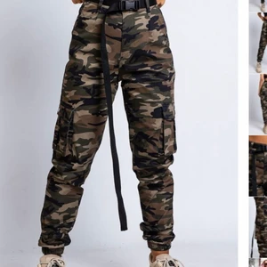 Cargo byxor - Cargo byxor i väldigt bra skick (aldrig använda) [ordinarie pris 500kr] [säljer för 150kr