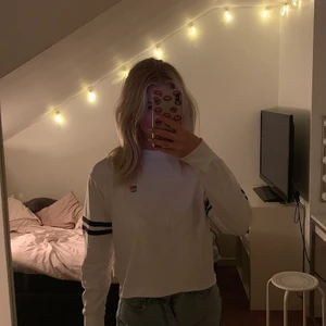 Långärmad vit collegetröja - Snygg vit tunn tröja, sparsamt använd