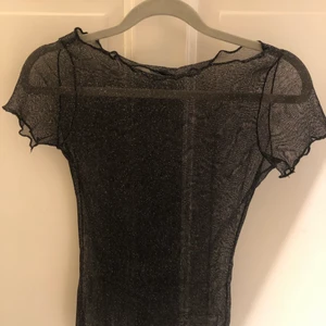 Glittrig mesh topp - Glittrig mesh top från Chiquelle. Storlek xs men är stretchig och funkar på S. Frakt 24 kr🤎