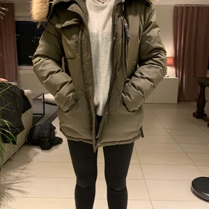 Hollies Vinterjacka  - Jätte fin hollies jacka som är använd under en vinter. Fint skick. Är storleken M/42 men passar lätt en S (hon på bilden är en S)