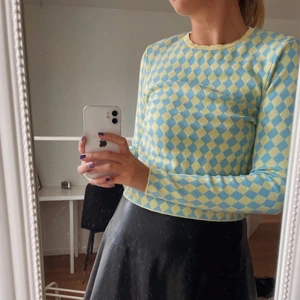 Zara Rutig Topp!💚💛💙 - Säljer denna fina tröja! Köparen står för frakten 💚💛💙
