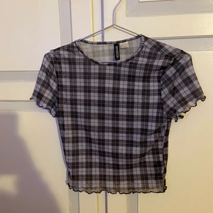 Rutig t-shirt - En t-shirt från hm, den är litee genomskinlig. 