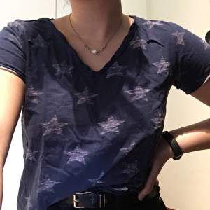 Jätteskön och cool mörkblå t-shirt med stjärnor ✨💙