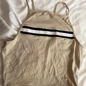 Beige topp - Storlek S, använd 1-2 gånger! 50kr + frakt om vi inte möts upp i Eskilstuna :) 