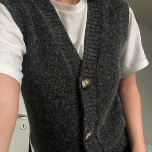 Stickad väst  - Säljer min superfina stickade väst som jag köpte förra året! Aldrig använd då jag har en liknande🥰 väldigt fin i färgen och skön i materialet!