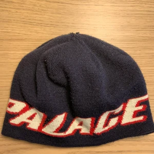 Palace mössa/beanie - Palace mössa svart/mörkblå i bra skick! Hör av er om ni har några frågor!