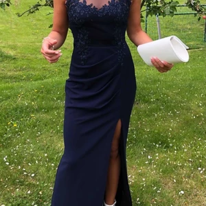 Marinblå balklänning - Säljer denna fina marinblåa balklänningen från New York Moments i strl. 34 men passar en 36 då den är stretchig i materialet. Hade tänkt 900 kr för den. Använd 1 gång och som ny! Öppen i ryggen. Frakt tillkommer på 79 kr