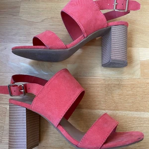 Korallfärgade klackar, storlek 37 - Fina klackar i korallfärg, brun klack. Storlek 37, använda 2 gånger.