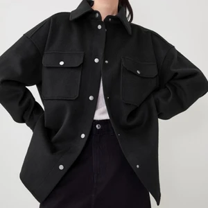 Svart Skjortjacka Shacket Overshirt H&M - Säljer denna svarta skjortjacka i storlek M från H&M (passar XS till M beroende på hur man vill att den ska sitta). Nypris 399 kr - sparsamt använd så nyskick! Kom med egna prisförslag.
