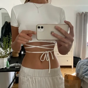 Topp - Jätte fin topp från bershka🤍 Materialet är stretchigt och banden är justerbara så passar de flesta💕💕