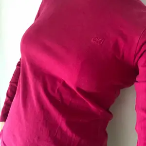 Perfekt långärmad Calvin Klein t-shirt i mjukt skönt material! Fin rosa färg 💕                                                                            Kolla gärna in min profil säljer fler fina saker 💕