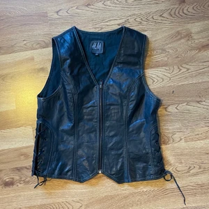 Läder väst - Skitsnygg väst i äkta läder! Frakt tillkommer❤️‍🔥