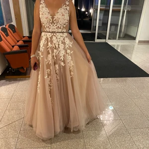 Festklänning,36 stl - Användas en gång,bra skick , ny kostar 5800 kr , köpte förra 5 månad sen , kvitto finns 