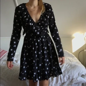 Klänning med stjärnor - Svart klänning med vita stjärnor. Aldrig använd, lapp kvar. Storlek 34💘💘💘 köpare står för frakten