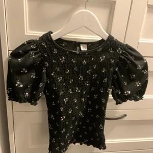 Topp - Oanvänd blommig topp från H&M, storlek XS.