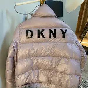 Lila dunjacka från DKNY. Sista bilden visar jackans färg bäst.