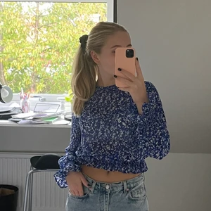 Jättefin blus!  - Jättefin blus från ginatricot. Blåmönstrad. Jättebra skick! Köparen står för frakten🧚‍♂️💟😇😇