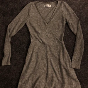 Hollister Brush dress - Stickad klänning som passar till de flesta tillfällen. Endast använd en gång så den är nästan helt nyskick! Sitter fast en liten underkjol. 