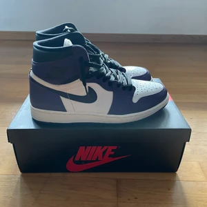Jordan 1 court purple - Ett par jordan 1 court purple storlek 44.5 (10.5). Dessa skor är i ett jättebra skick och har tagit väl hand om dom. Inga creases på skorna. Medföljer även  par creaseskydd. Säljer dessa för 2200 inklusive frakt. Köpta för 3500kr. 