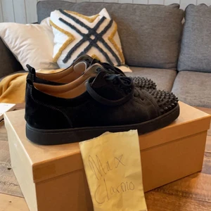 Christian Louboutin Low Spikes - Tja, säljer dessa Christian Louboutin low spikes i stl 43. Allt og ingår dvs. Box, påse, extra snören m.m. Skorna är i extremt bra skick utan flaws. Har underhållit mockan 1 gång i veckan. För fler frågor kom pm. Mvh, Max.