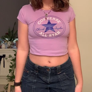 Converse y2k t-shirt - Snygg converse tshirt, färgen är väl bättre i verkligheten antar jag. Kan mötas upp i göteborg, annars tillkommer frakt 🚚 