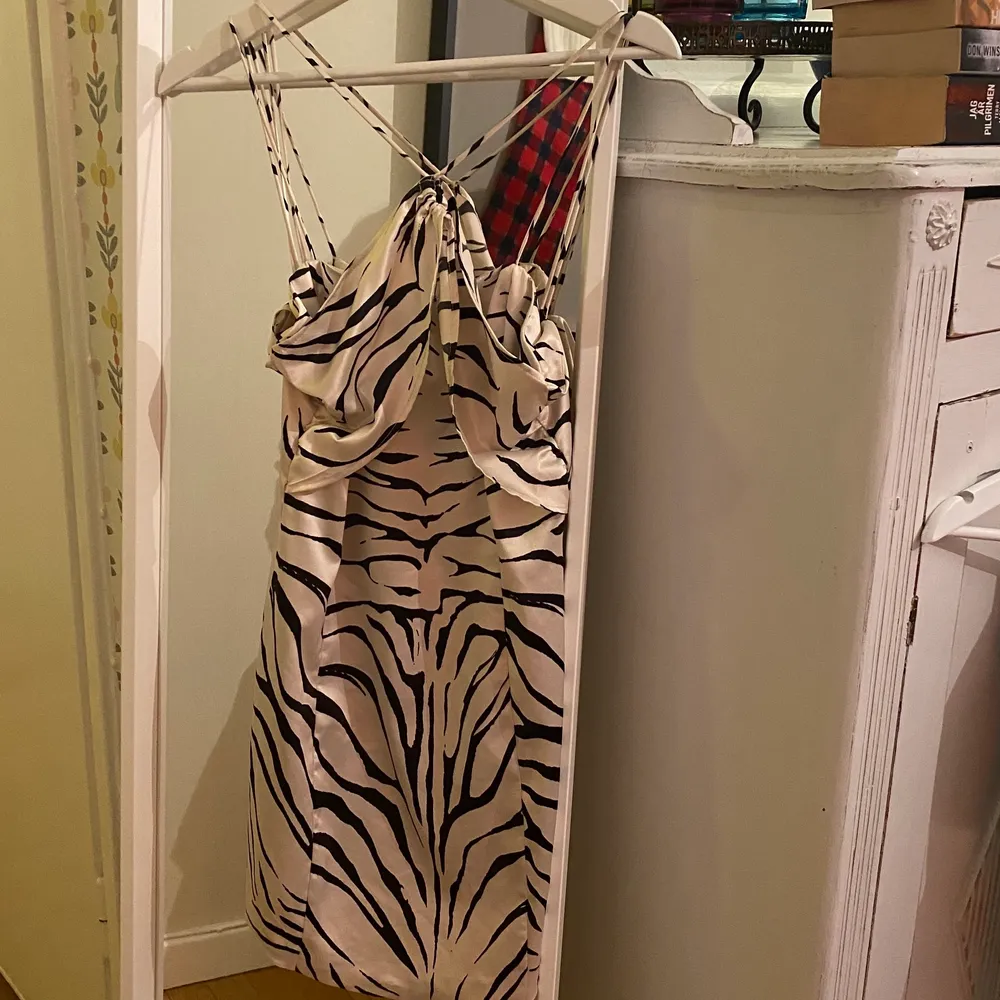 Jättefin zebramönstrad klänning, knappt använd! Storlek M, men sitter bra på mig som vanligtvis brukar ha S❤️‍🔥. Klänningar.