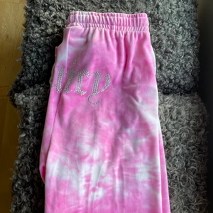 Juicy couture mjukisbyxor  - juicy couture mjukisyxor storlek large. Inte använda. Kan mötas upp och frakta! Skriv till mig så kan pris diskuteras 🤍 